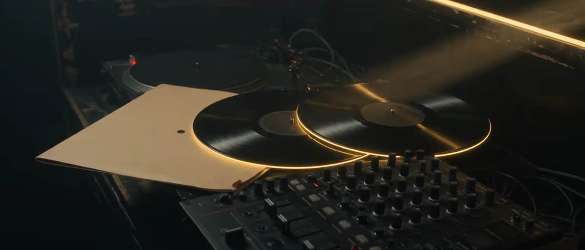 Traxsource značí Human-Made a AI-Assisted: pravidla DJ obchodu 2026